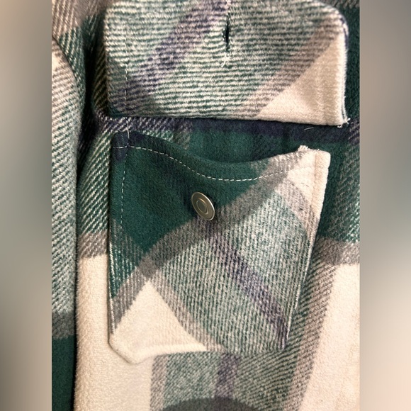 Wool plaid medium trucker style green and white jacket. - Picture 6 of 10